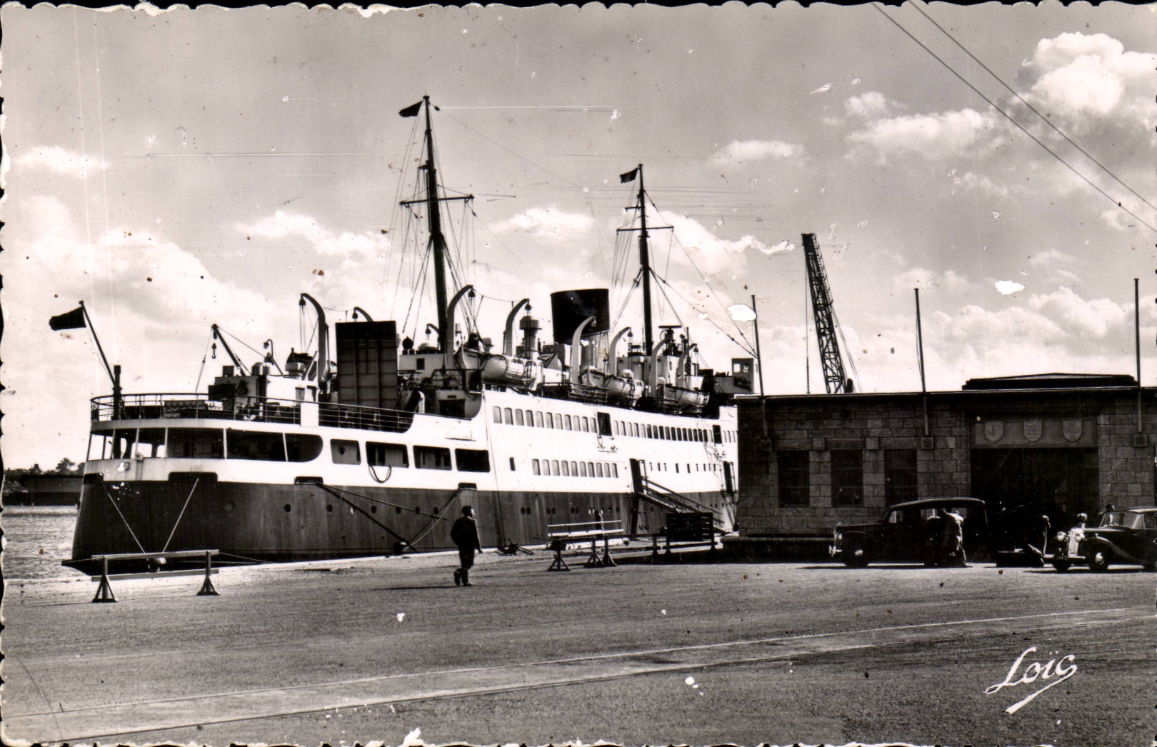 CPM Bateau Paquebot Saint Malo La gare maritime et le falaise a quai
