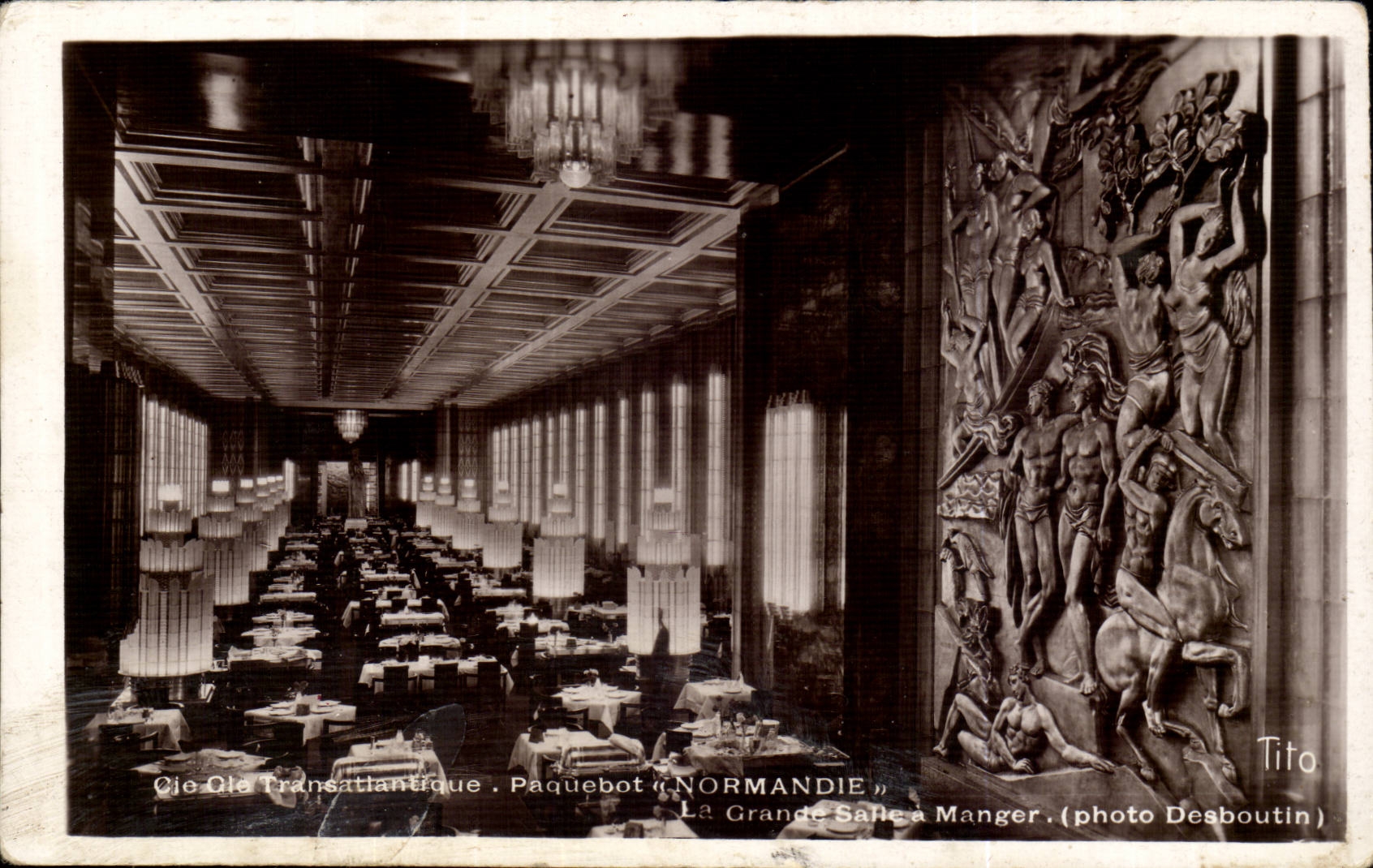 La Grande Salle à Manger — Paquebot « NORMANDIE » — (photo Desboutilin)