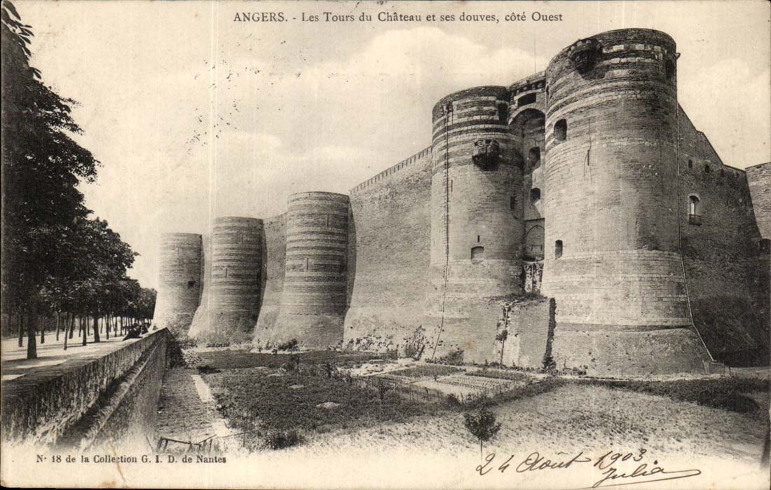 Angers CPA les tours du chateau et ses douves cote ouest