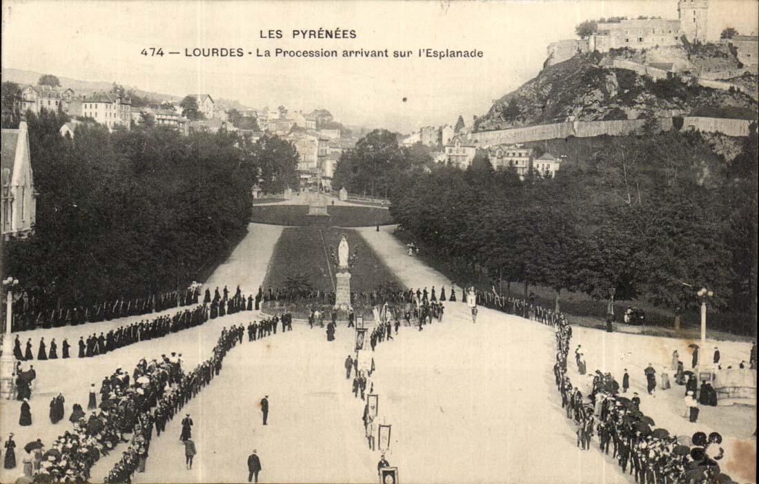 Lourdes CPA La Procession arrivant sur l'esplanade