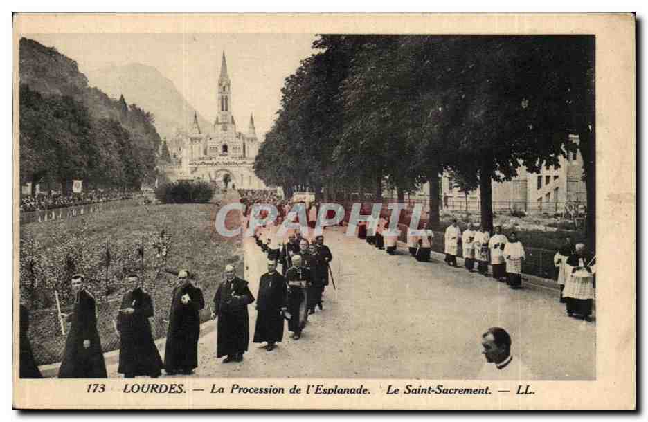Lourdes CPA La Procession de l'esplanade Le saint sacrement