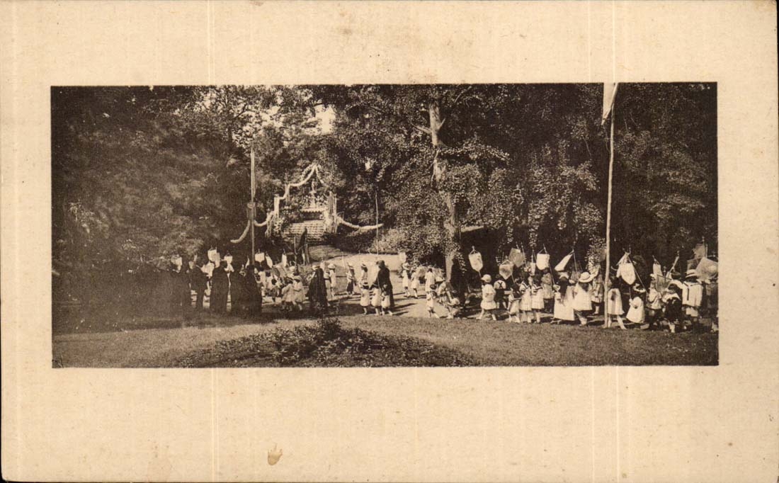 Lourdes ? CPA Procession enfants