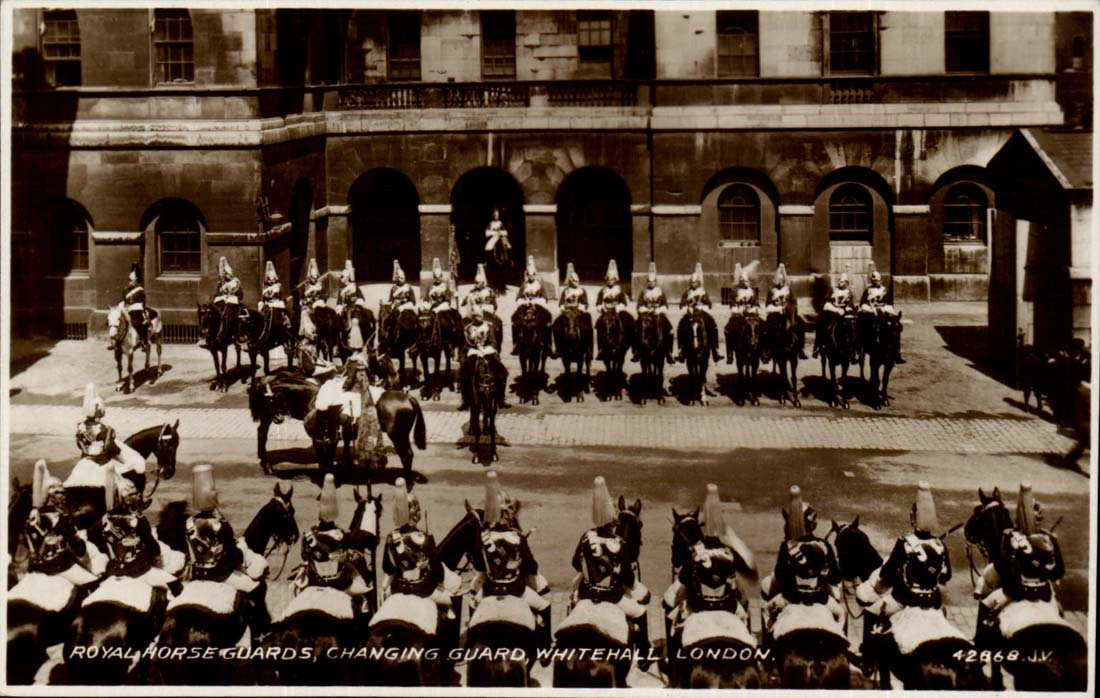 Grande Bretagne Royal horse guards changing guard Whitehall london Londres