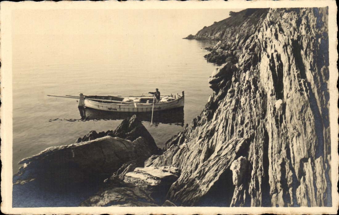 Bateau à rames au bord de la mer — Rochers escarpés — Photo Lugarelli, Nice