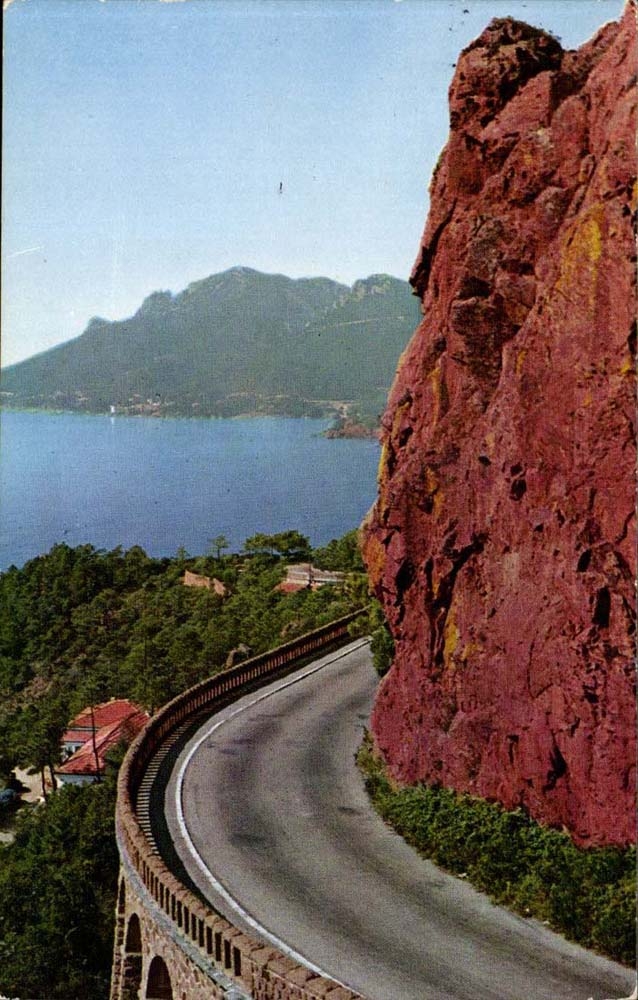 CPA Corncihe d'or La route du bord de mer entre theoule et le Trayas Dans le fond Le cap Roux