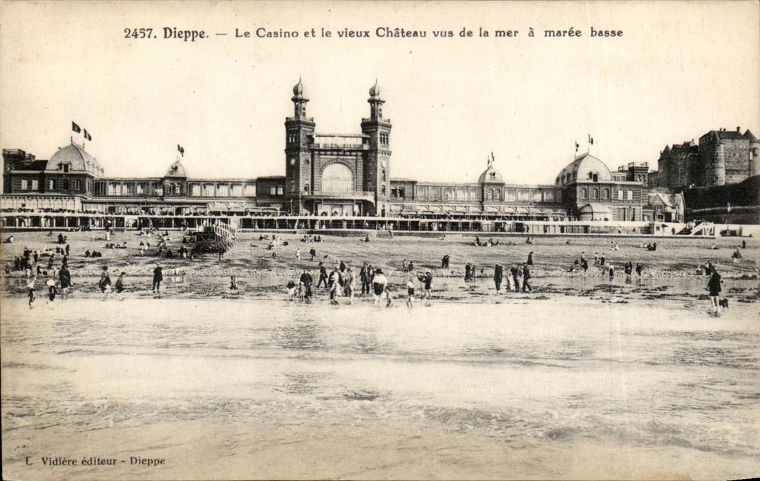 Dieppe - Le Casino et le vieux Chateau - vue de la mer a maree basse - CPA 