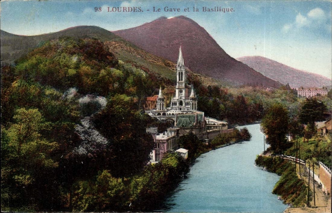 Lourdes - Le Gave et la Basilique - CPA 