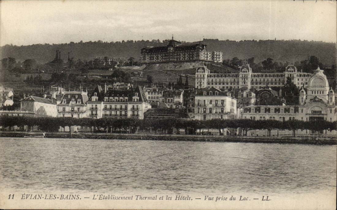 Evian les Bains - L'Etablissement Theraml et les Hotels - Vue prise du Lac - CPA 