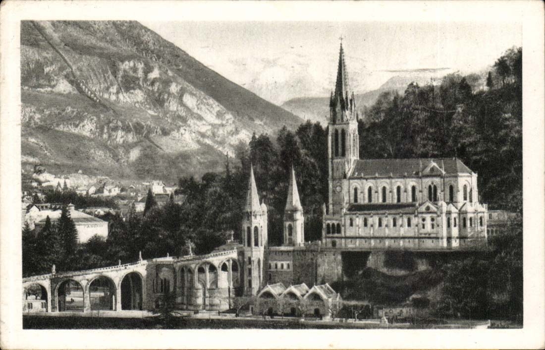 Lourdes - La Basilique - CPA 
