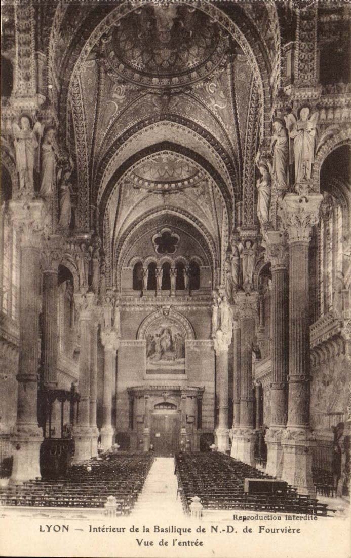 Lyon CPA Interieur de la basilique de ND de Fourviere Vue de l'entree
