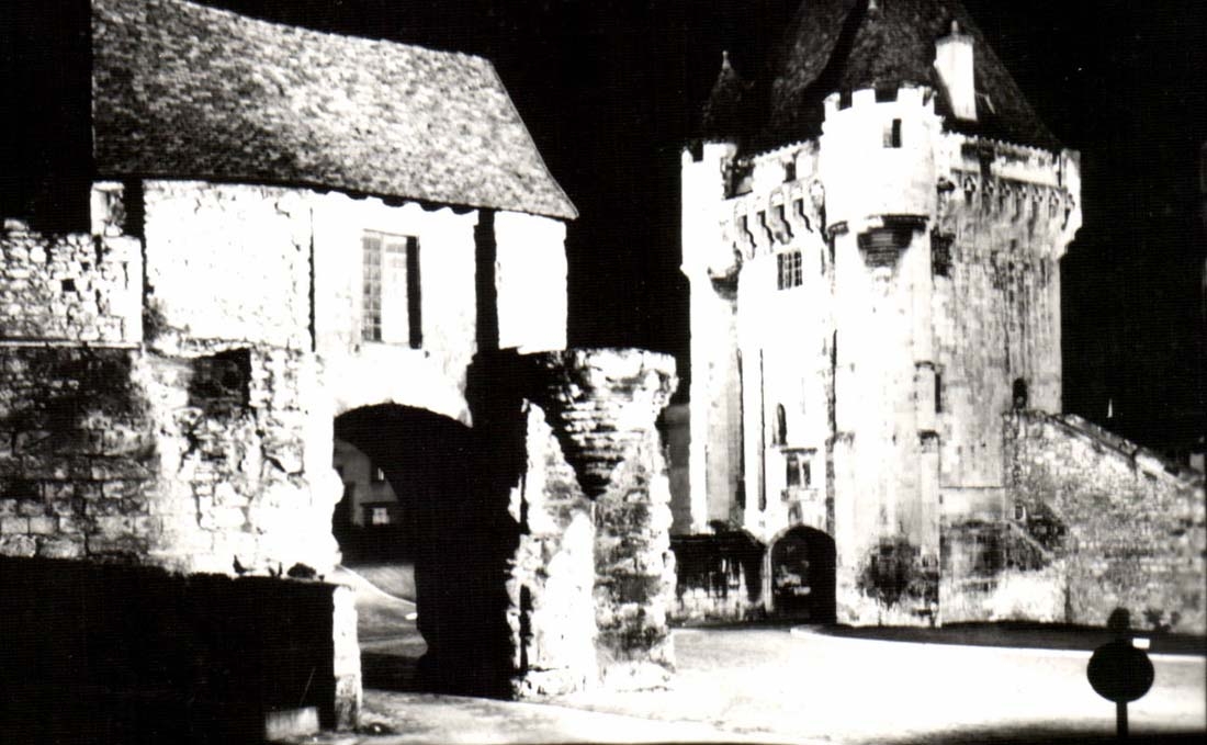 Nevers - La Porte de Croix illuminée — Édition CPAPHIL n°9020