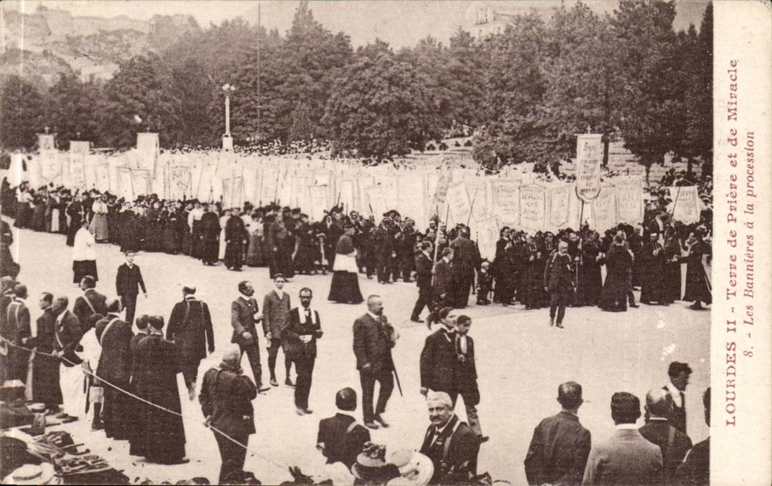 Lourdes CPA Terre de priere et de miracle Les bannieres a la procession