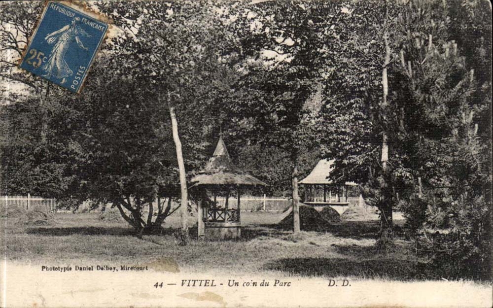 Vittel CPA Un coin du parc 