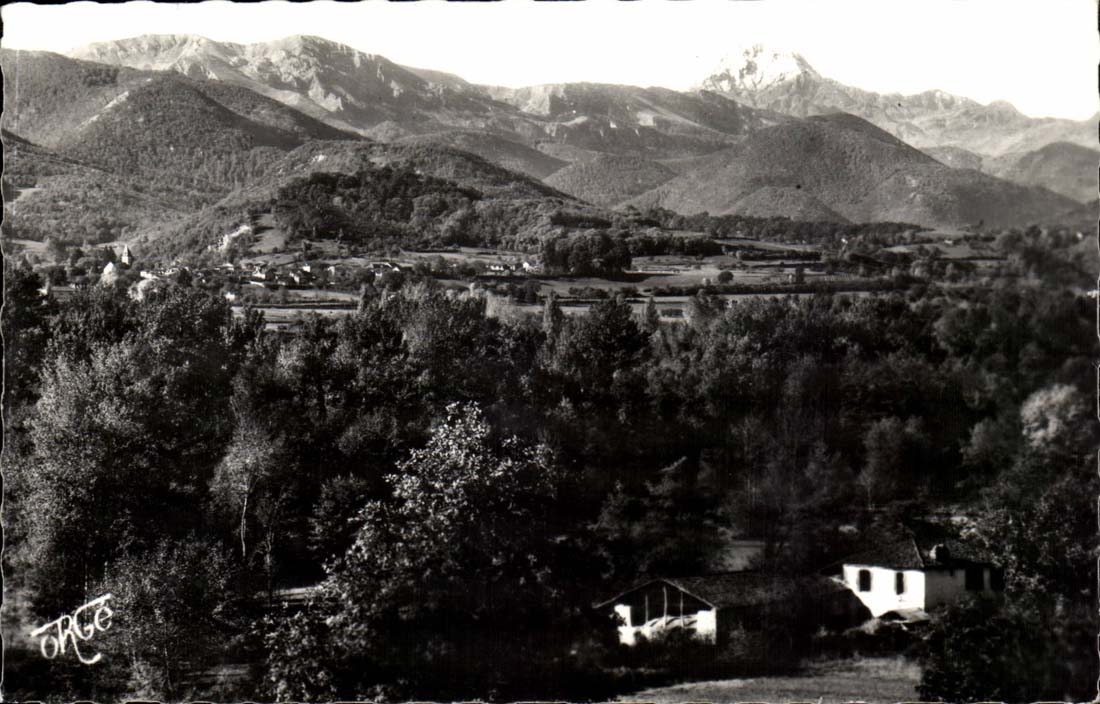 Vue sur la vallée de la Neste et le Pic du Midi — Photo-Éditions "ORCÉ" Saint-Paul-de-Neste