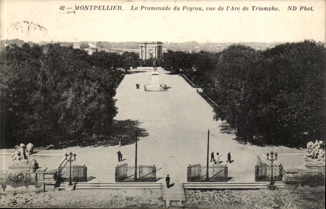 Montpellier — La Promenade du Peyrou vue de l'Arc de Triomphe — ND Phot.