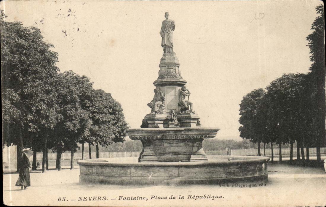 Nevers CPA Fontaine Place de la Republique