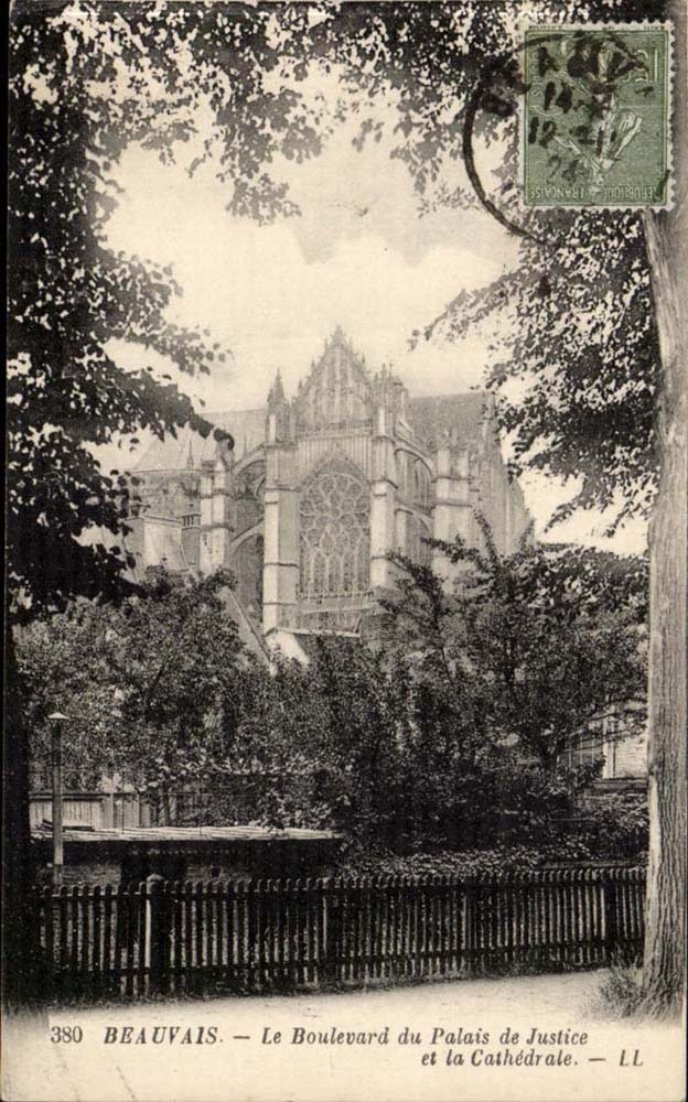 Beauvais CPA Le boulevard du palais de justice et la cathedrale