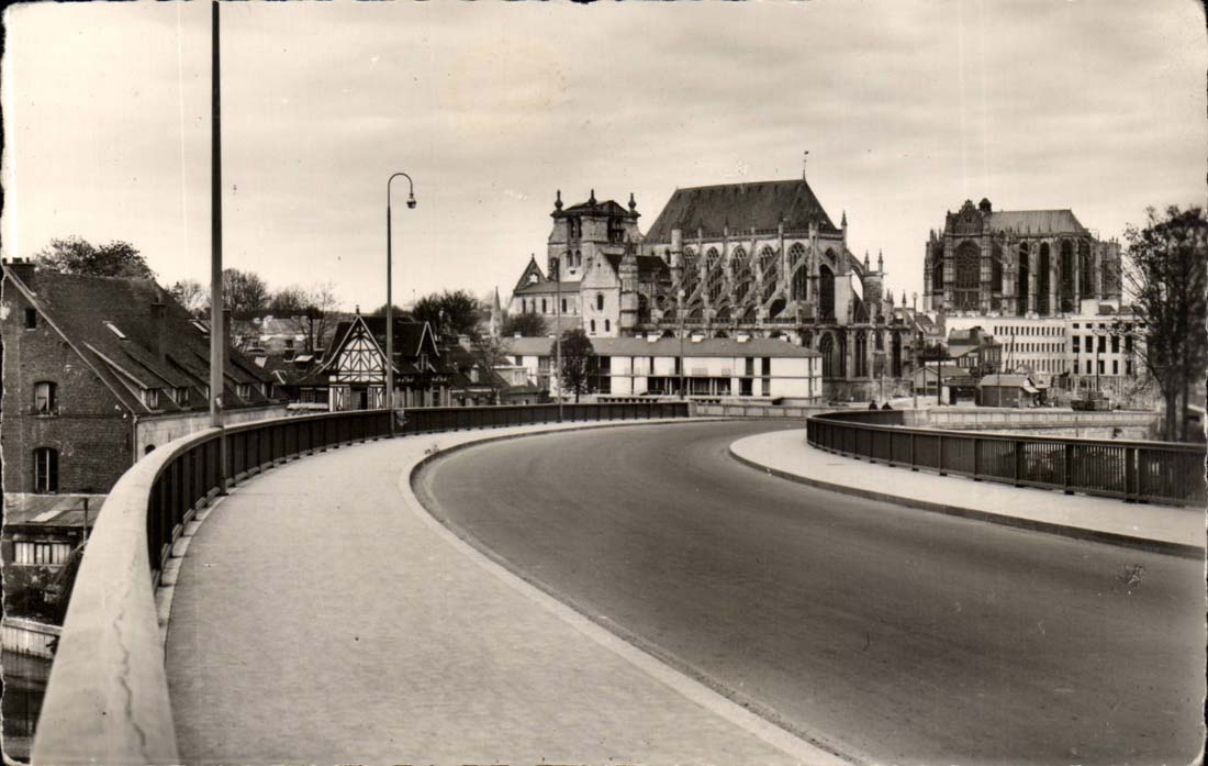 Beauvais - Le Pont de Paris — Au centre, l'Église Saint-Étienne. À droite, la Cathédrale — Éd. E. Harmignies, Paris