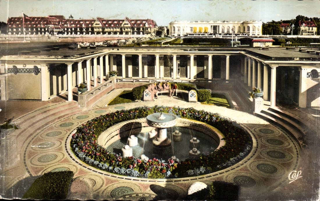 Le Casino de Deauville — Vue du jardin et de la fontaine — Cie des Arts Photographiques
