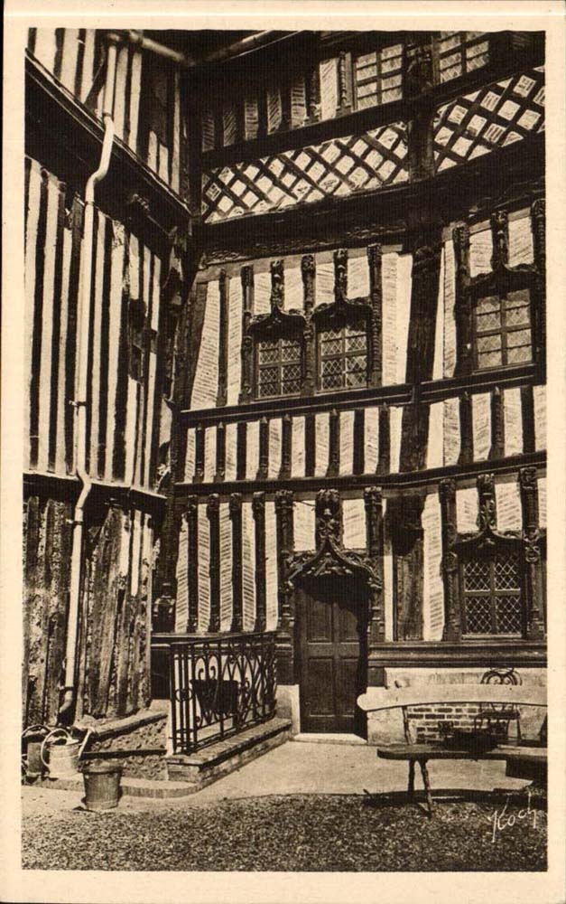 Schloss der Salamander — Südseite — Musée du Vieux Lisieux