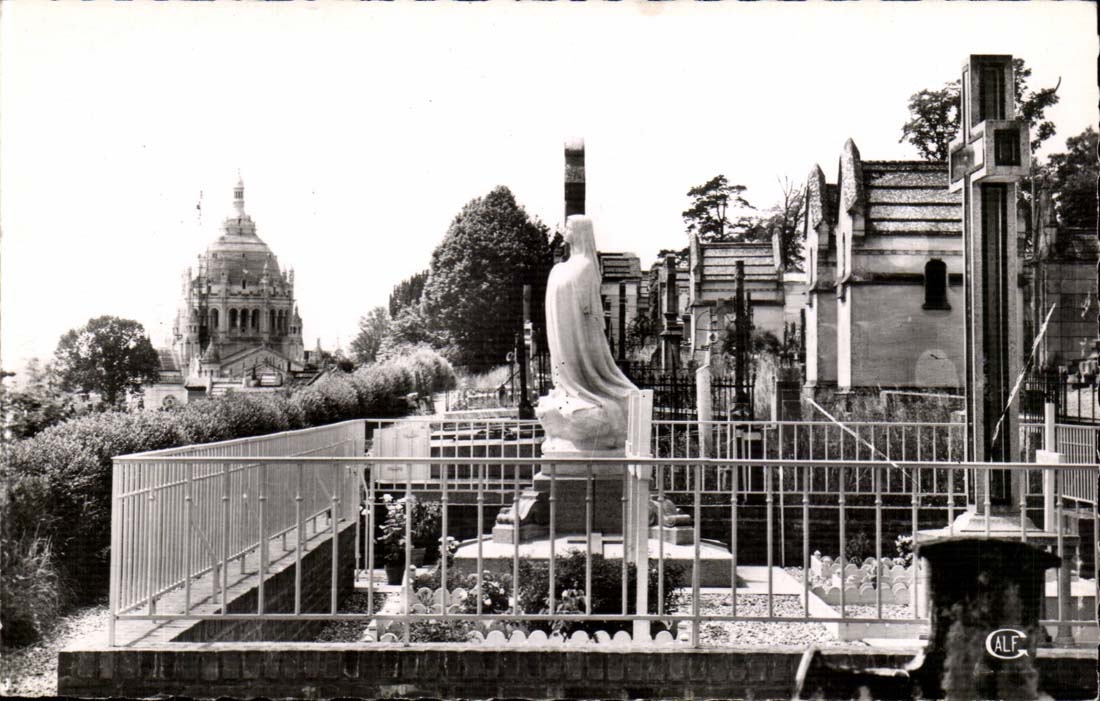 Lisieux CPA La basilique Statue et tombe Ste Therese au cimetiere