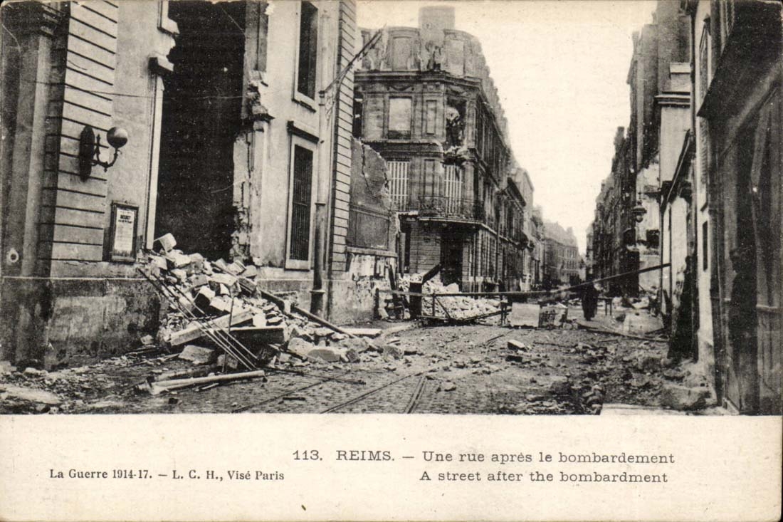 Reims CPA Une rue apres le bombardement