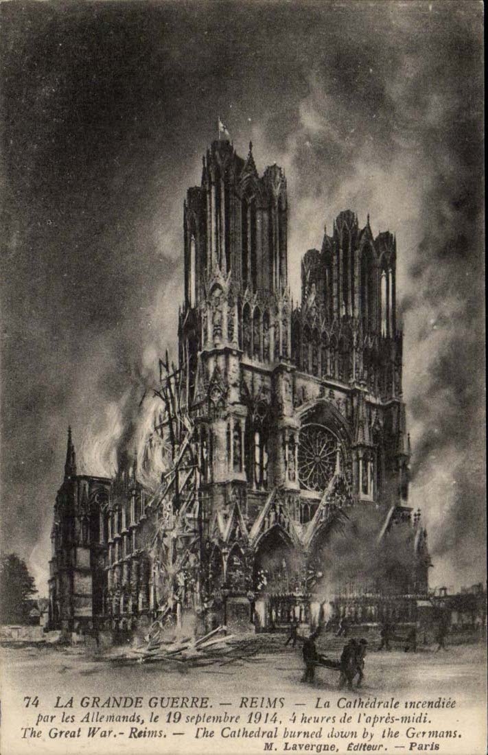 Reims CPA La grande guerre La cathedrale incendiee par les allemands le 19 septembre 1914