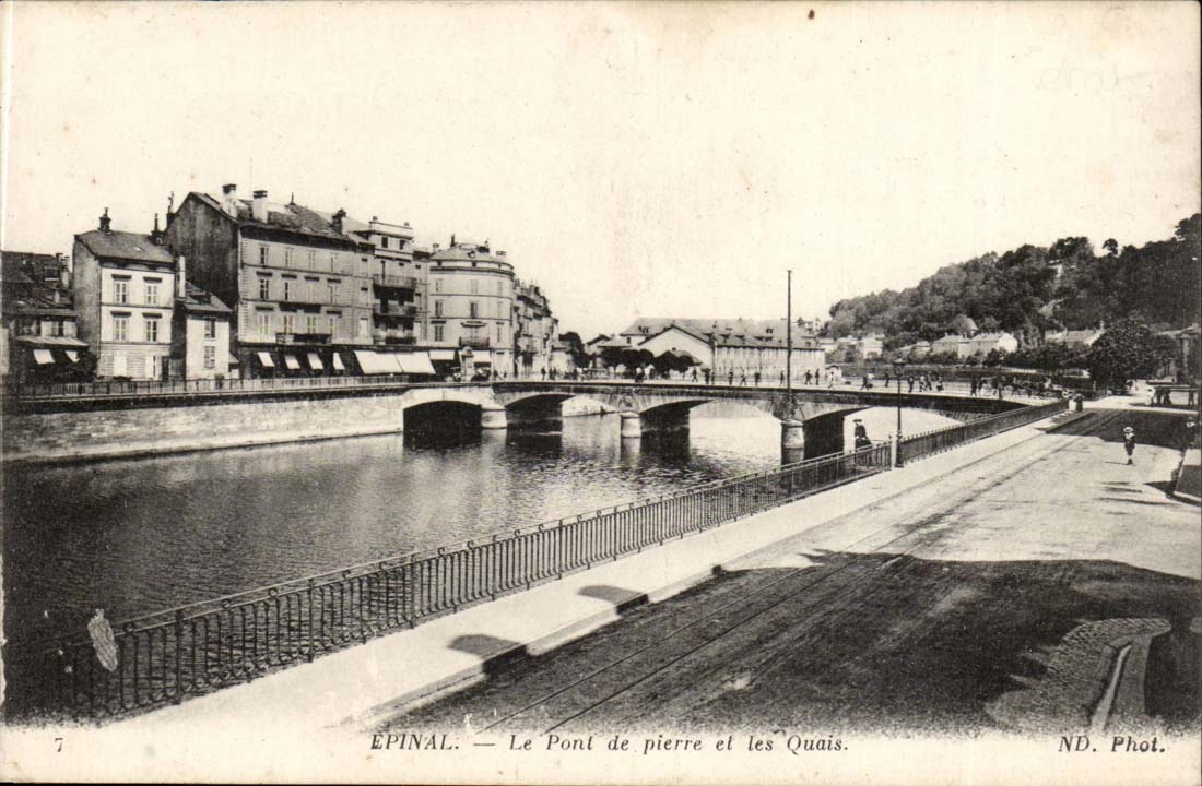 Epinal CPA Le pont de pierre et les quais