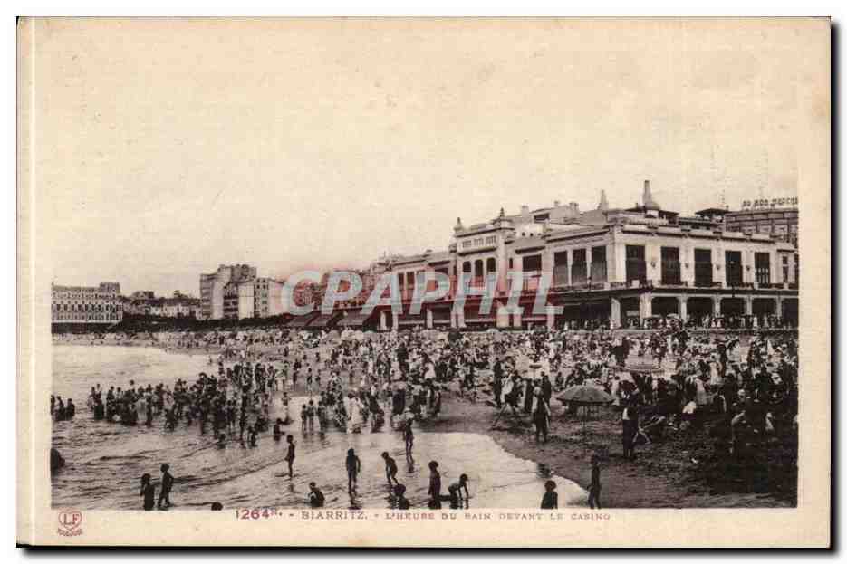 Biarritz CPA L'heure du bain devant le casino