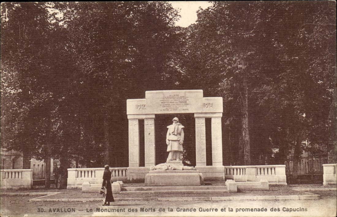 Avallon CPA Monument des morts de la grande guerre et la promenade des CApucins