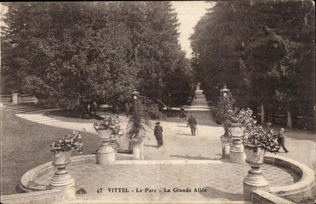 Vittel - Le Parc La Grande allee - CPA 