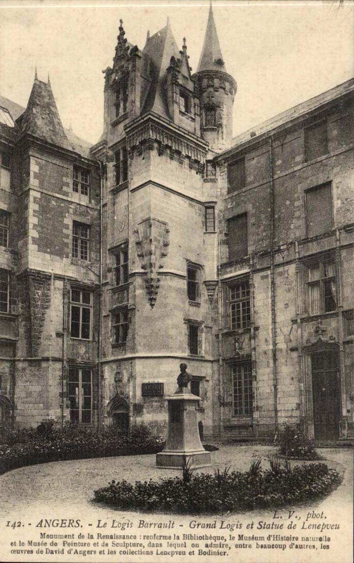 Angers CPA Le logis Barrault Grand logis et statue de Lenepveu