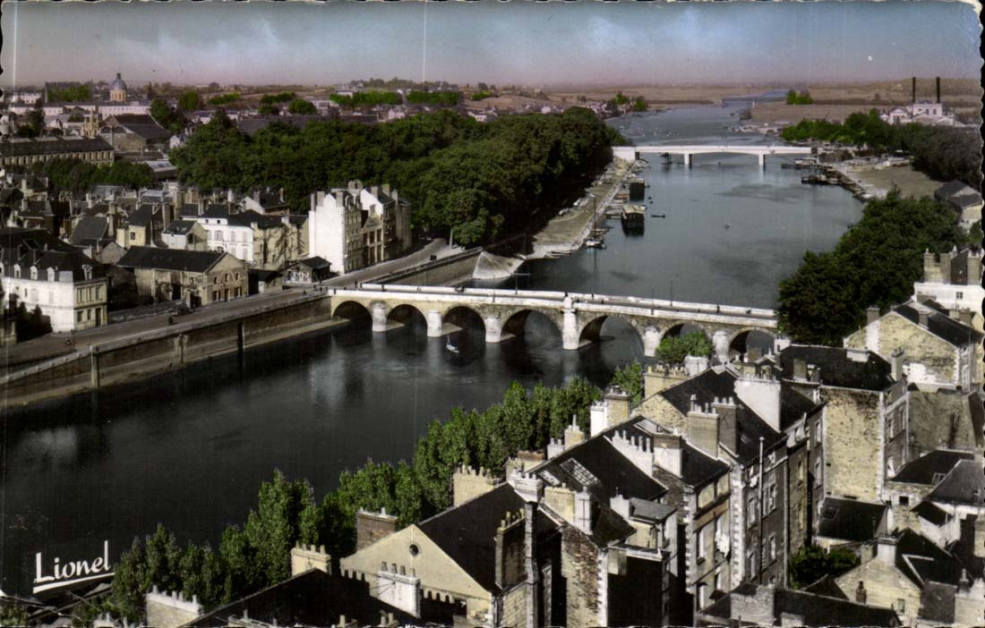 Angers CPA Vue generale vers le pont du centre sur la Maine