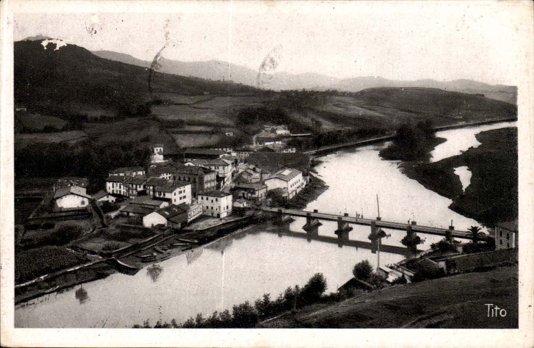 Behobie CPA Vue plongeante sur Behobia (Espagne) le pont international et la Bidassoa