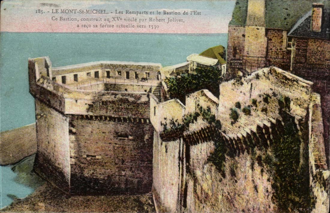 Le Mont Saint Michel CPA Les remparts et le bastion de l'Est