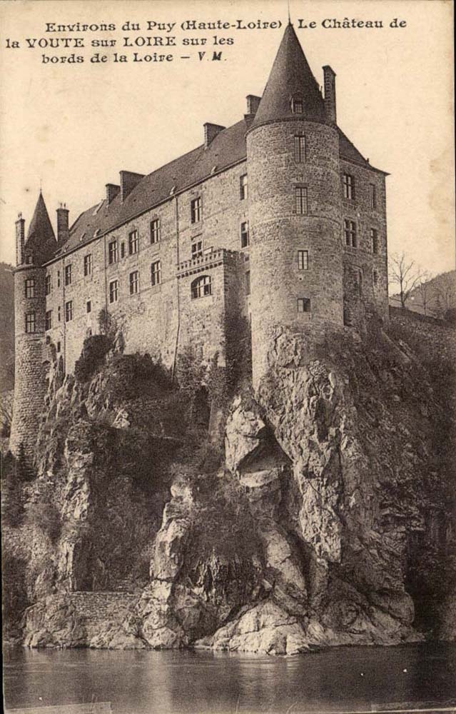 Environs du Puy en VElay Le chateau de la Voute sur Loire sur les bords de la Loire