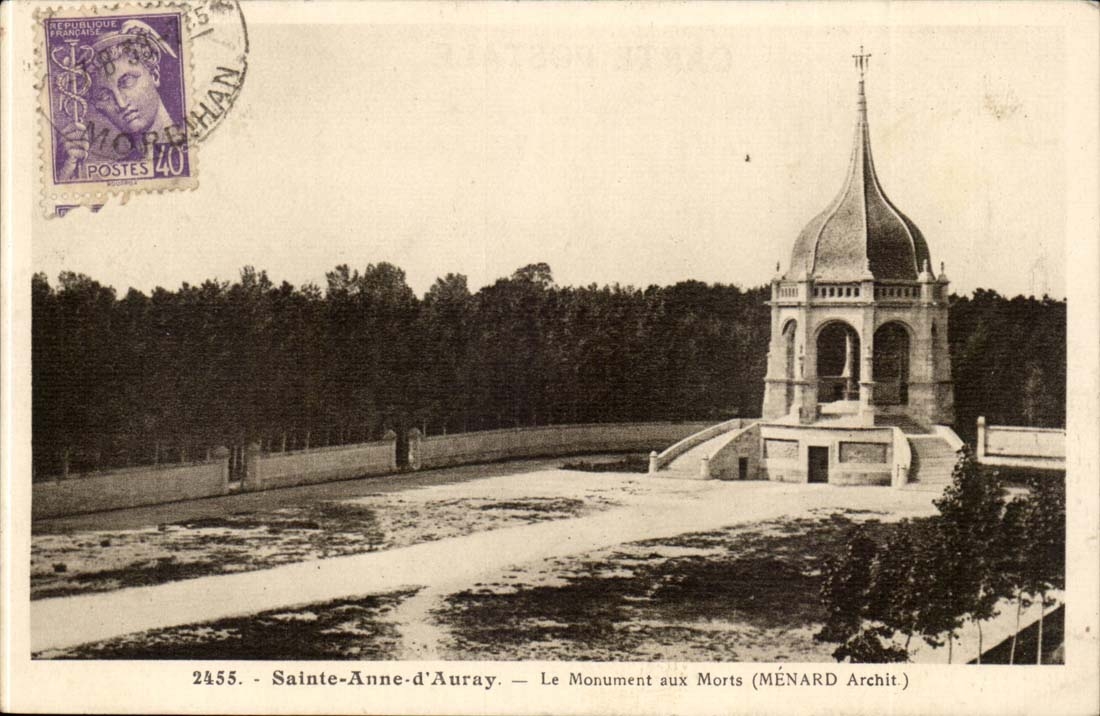 Sainte Anne d'Auvray CPA Le monument aux morts (Menard)
