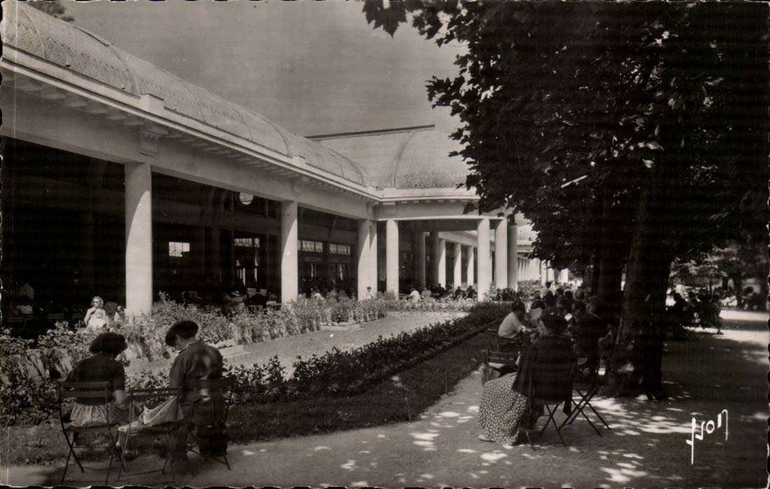 Vittel CPA Le parc et les galeries promenades de l'etablissement thermal