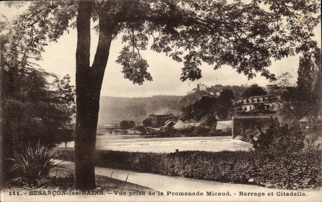 Besancon CPA Vue prise de la promenade Micaud Barrage et citadelle