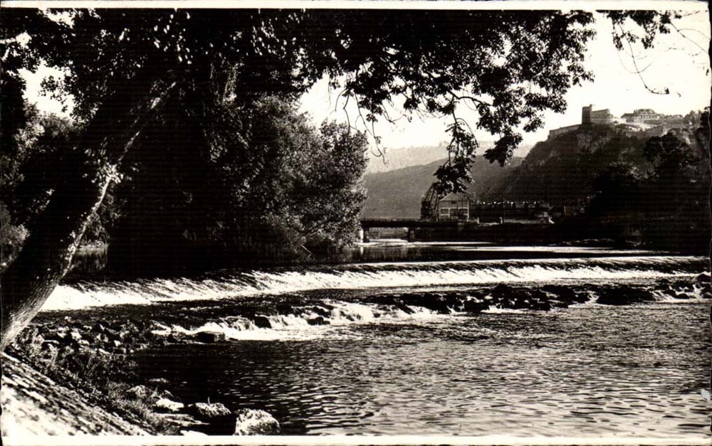 BESANÇON (Doubs) — Barrage sur le Doubs vu depuis la Promenade Micaud — Au fond, la Citadelle