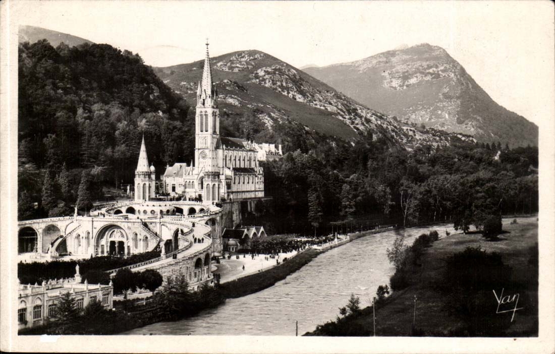 Lourdes - La Basilique et le Gare - CPA 
