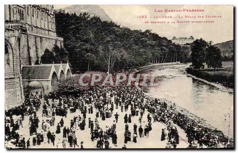 Lourdes - La Foule aux Pelerins - La Grotte Miraculeuse - CPA 