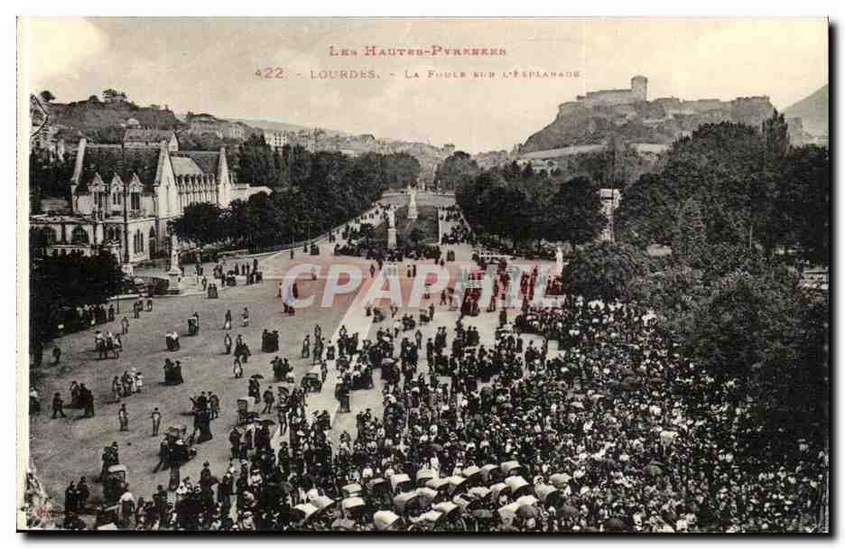 Lourdes CPA La foule sur l'esplanade