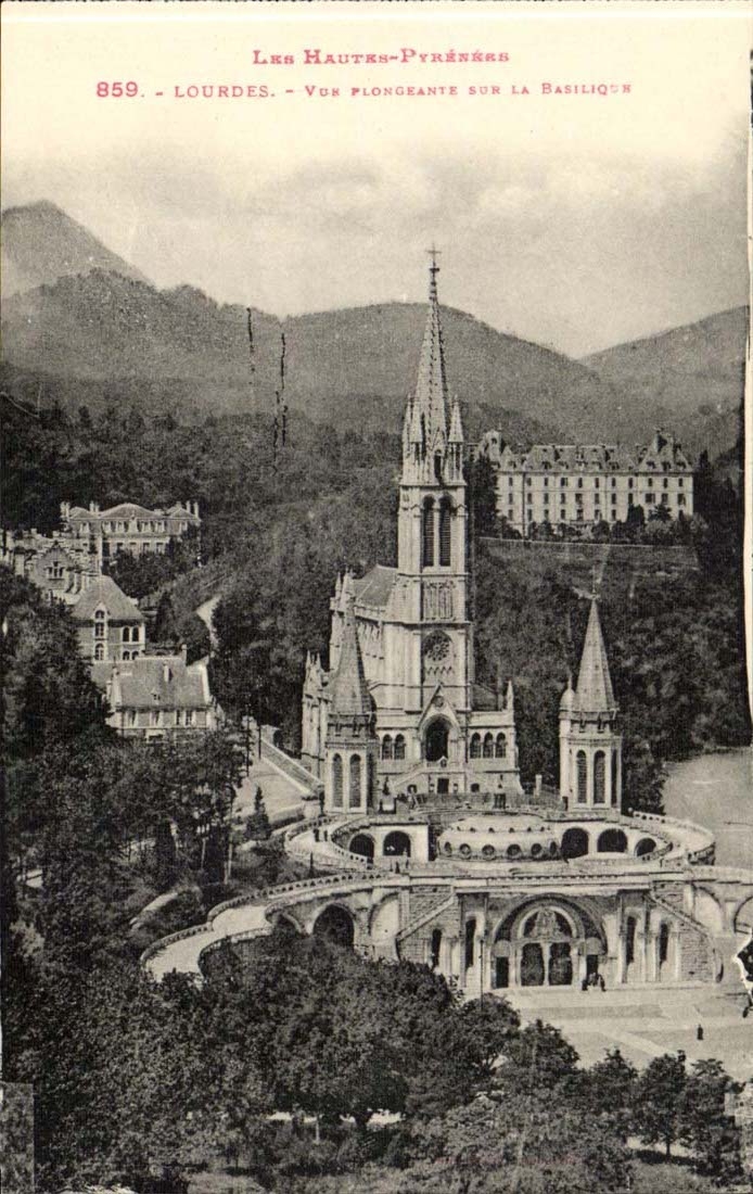 Lourdes CPA Vue plongeante sur la basilique