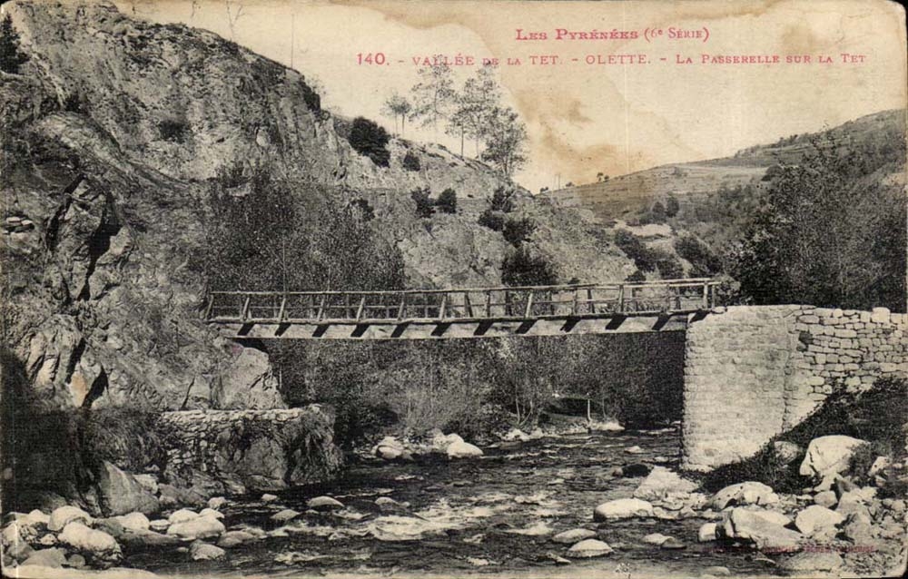 Vallée de la Tet - Olette - La Passerelle sur la Tet — Les Pyrénées (6e Série) n°140