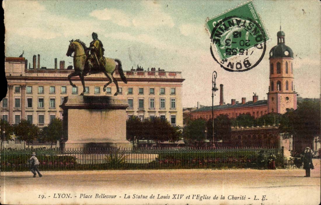 LYON - Place Bellecour - La Statue de Louis XIV et l'Église de la Charité - L. É.