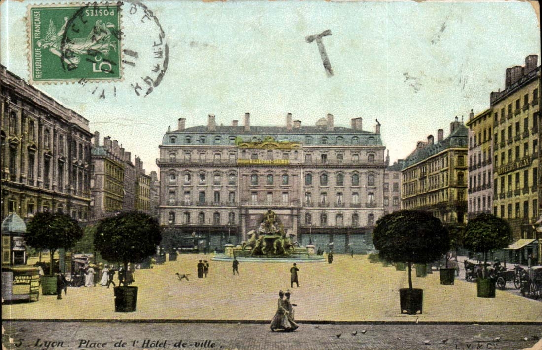 Lyon. Place de l'Hôtel-de-ville — vue de la fontaine et des bâtiments — éditeur L.V. & Cie