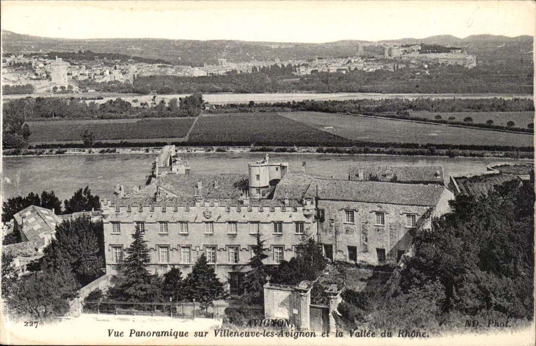 Avignon — Vue panoramique sur Villeneuve-lès-Avignon et la Vallée du Rhône — ND. Phot.