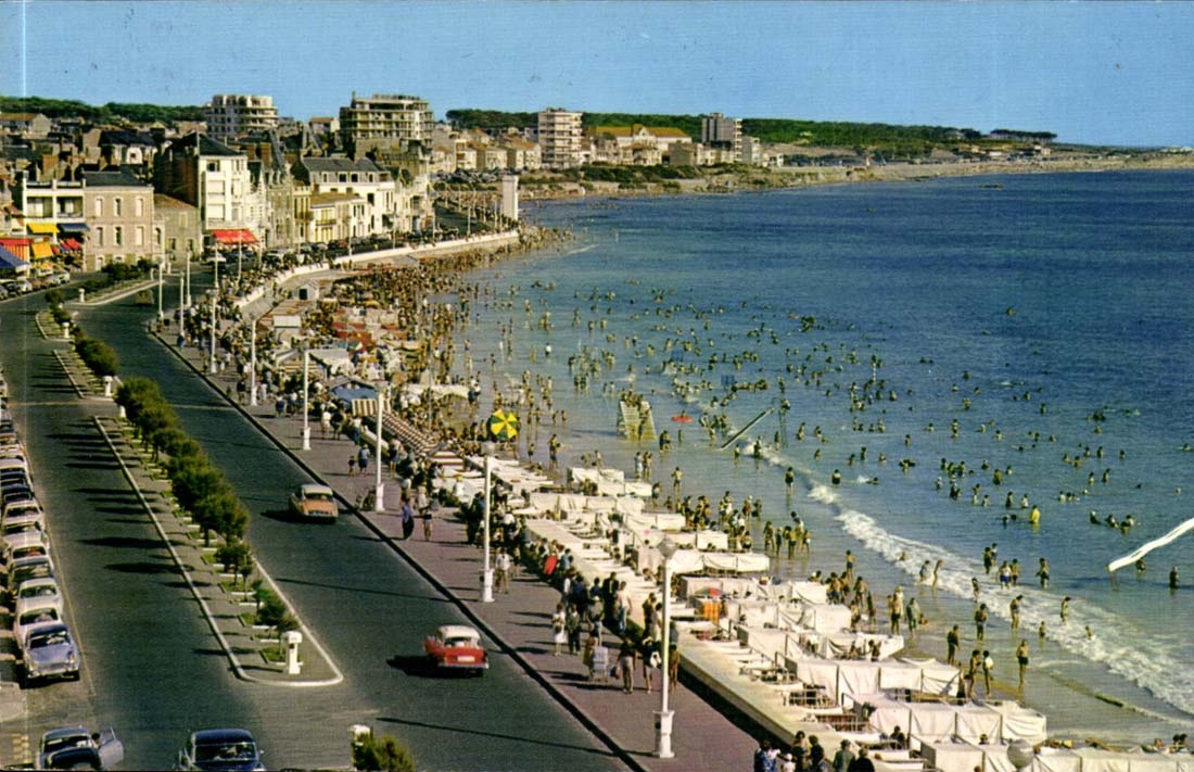 Les Sables-d'Olonne — La plage et le remblai pris de l'hôtel Beau-Rivage — ARNAUD Frères, Nantes-Carquefou
