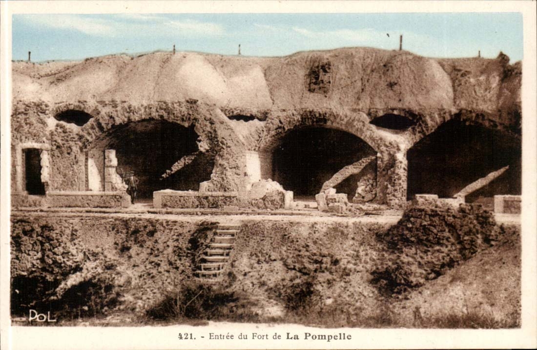 Entrée du Fort de La Pompelle — vue des arches et escaliers — éditeur POL, n° 421